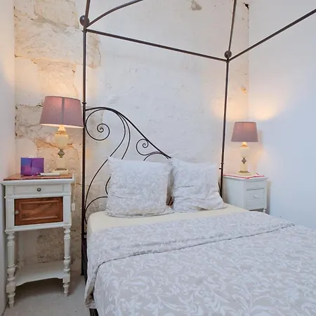 Maison B - *